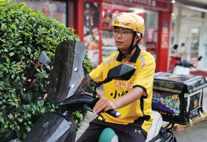 装手机支架交警：不是为难大家是为了安全九游会j9入口登录新版电动车不允许安(图2)